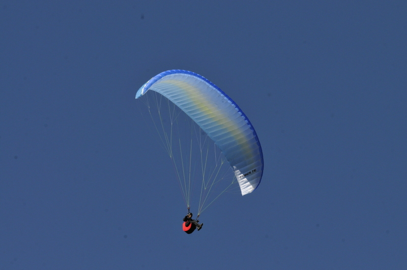 Parapendio biposto in volo sulle colline della Toscana